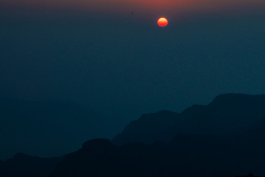 高山夕阳水墨剪影