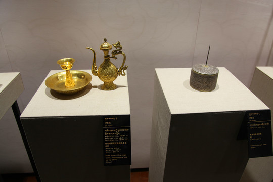 镀金铜錾花纹龙柄执壶及盘杯