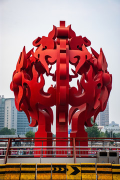 北京西站红色火龙球雕塑