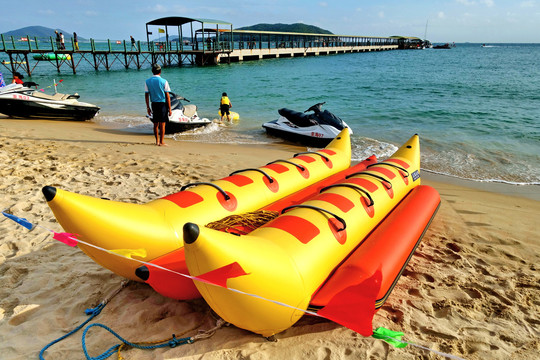 海滩充气船