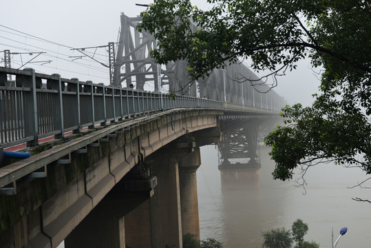 雾中的枝城长江大桥