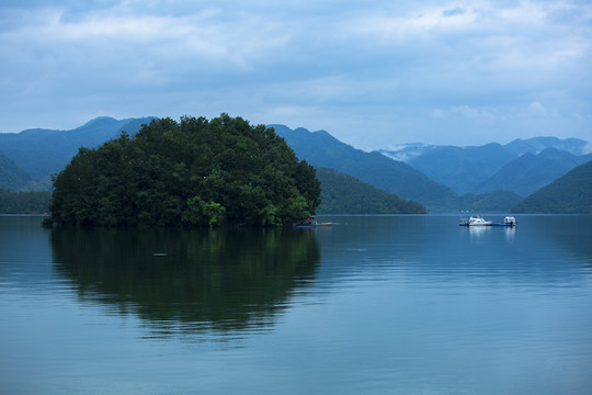 湖中小岛