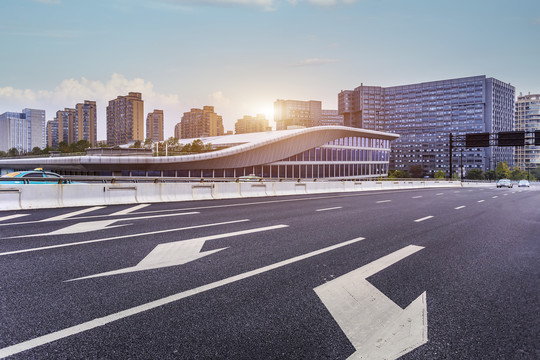 柏油马路和现代建筑