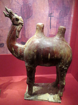 唐代三彩骆驼俑