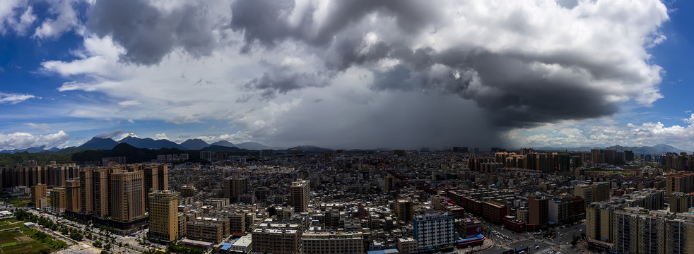 县城局部暴雨景观