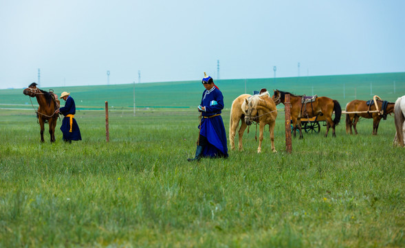 草原上的蒙古男人和马
