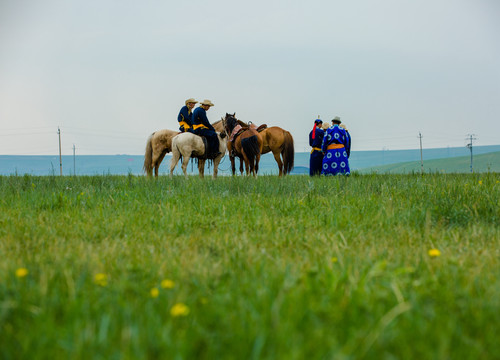 草原上骑马的蒙古人
