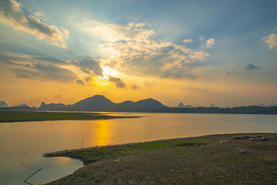 唯美湖泊夕阳