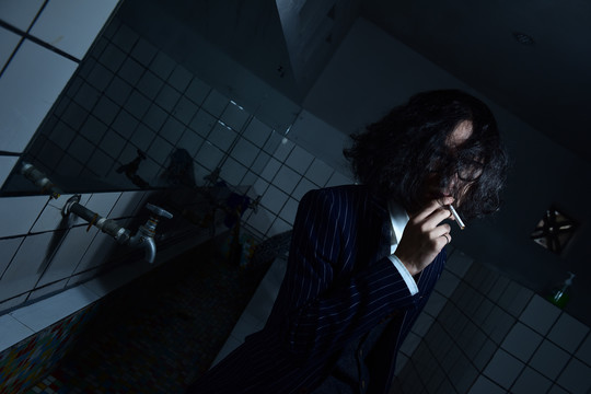 吸烟的男性