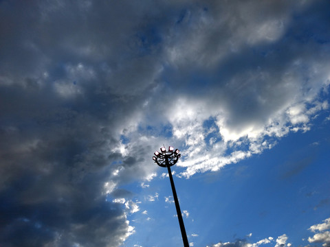 蓝天白云下的广场照明灯