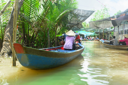 越南九龙江游船码头的小木船