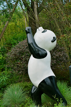 熊猫运动雕塑
