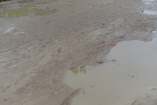 泥泞道路水坑