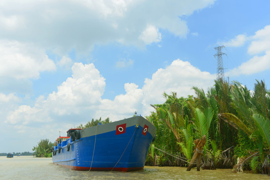 越南湄公河上停泊的货船