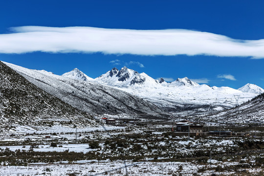 川西折多山白雪皑皑风光