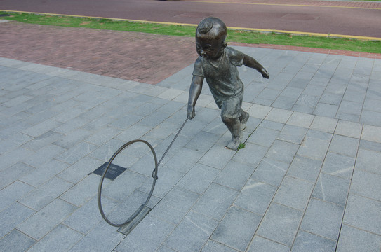小孩推圈圈雕塑