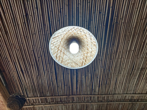 竹子吊顶与灯光