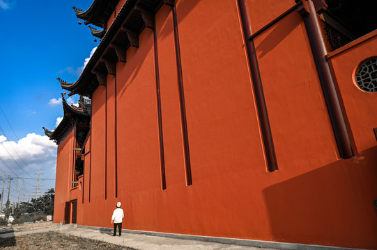 红墙碧瓦寺院建筑