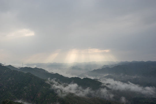 山间晨雾