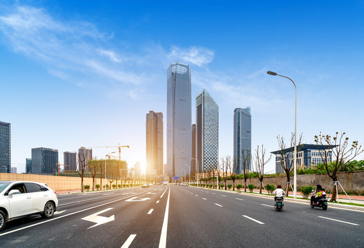 中国福州城市道路和高楼