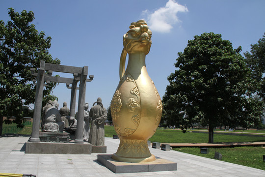 景观雕塑之三彩凤首壶