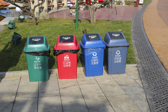 公园分类垃圾桶