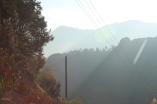 晨光中的山野