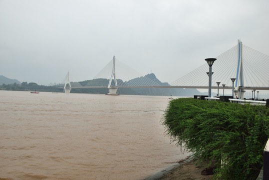 汛期时的夷陵长江大桥