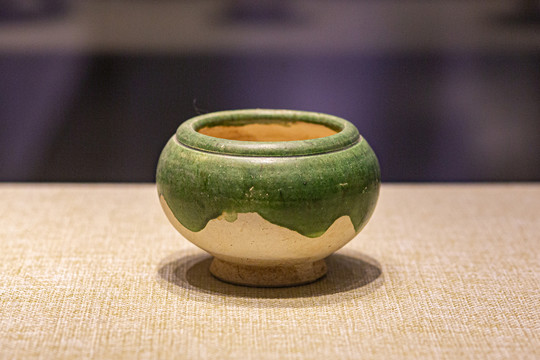 绿釉陶罐唐代
