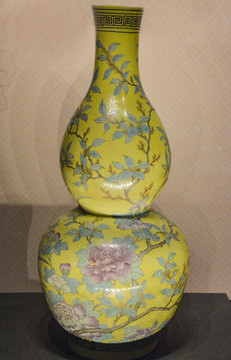 黄地粉彩花卉纹葫芦瓶