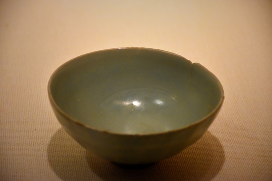 元代龙泉窑青釉莲瓣纹瓷碗