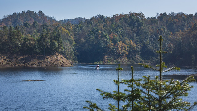 云南水富铜锣坝原始森林蓝色湖面