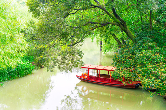 中国江苏扬州瘦西湖的游船