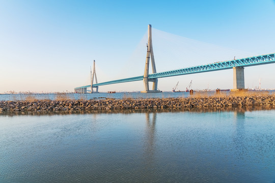 横跨长江的沪通大桥和防洪大堤