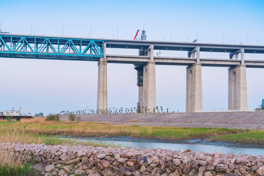 横跨长江的沪通大桥和防洪大堤