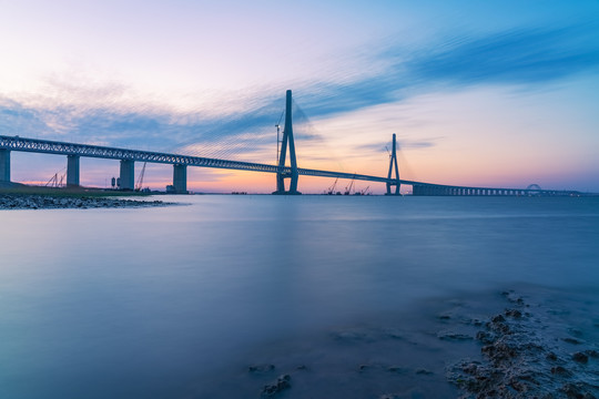 横跨长江的沪通大桥和自然风光
