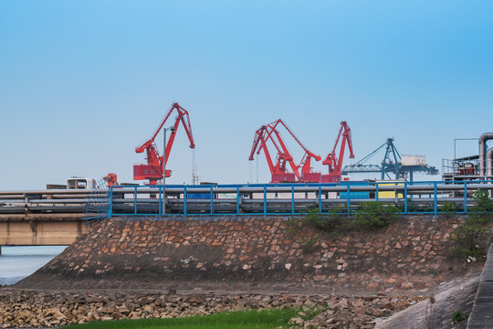 长江边的货运码头和防洪大堤