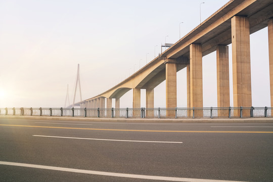 横跨长江的苏通大桥和柏油马路