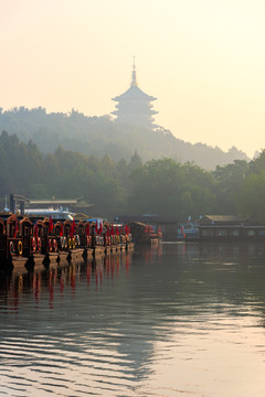 杭州西湖夏天雷峰塔晨景