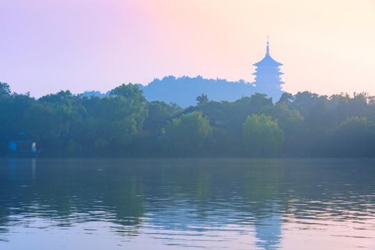 杭州西湖夏天雷峰塔晨景