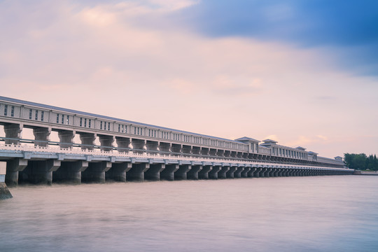 淮河上的扬州万福大坝桥梁和风光