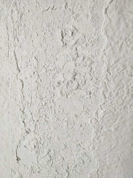 白色龟裂的墙面