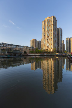 昆明润城小区高层建筑与水面倒影