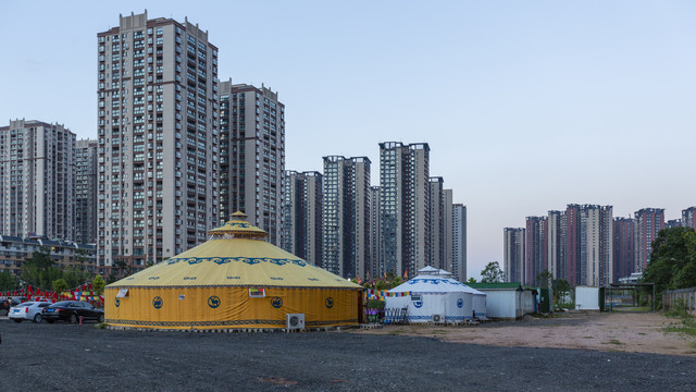 昆明润城小区高层建筑与蒙古包