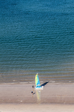 帆船停靠在沙滩上