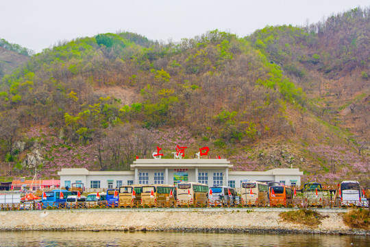 上河口火车站与山峰河岸