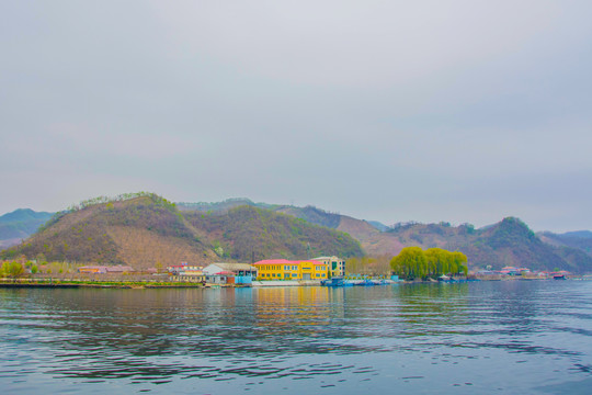 上河口河岸建筑树木与群山峰