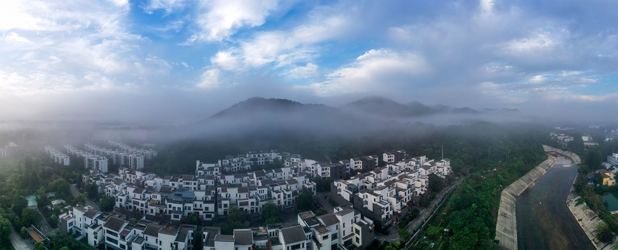 宽幅晨雾漫山村