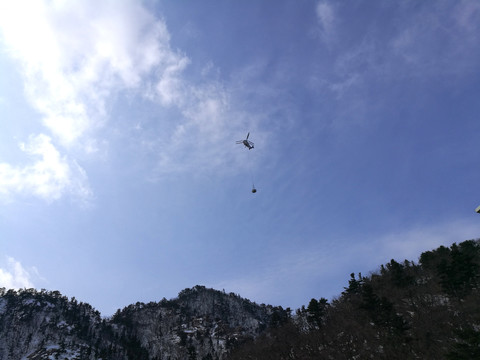 蓝天雪山