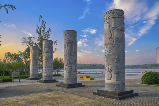 雕塑石柱